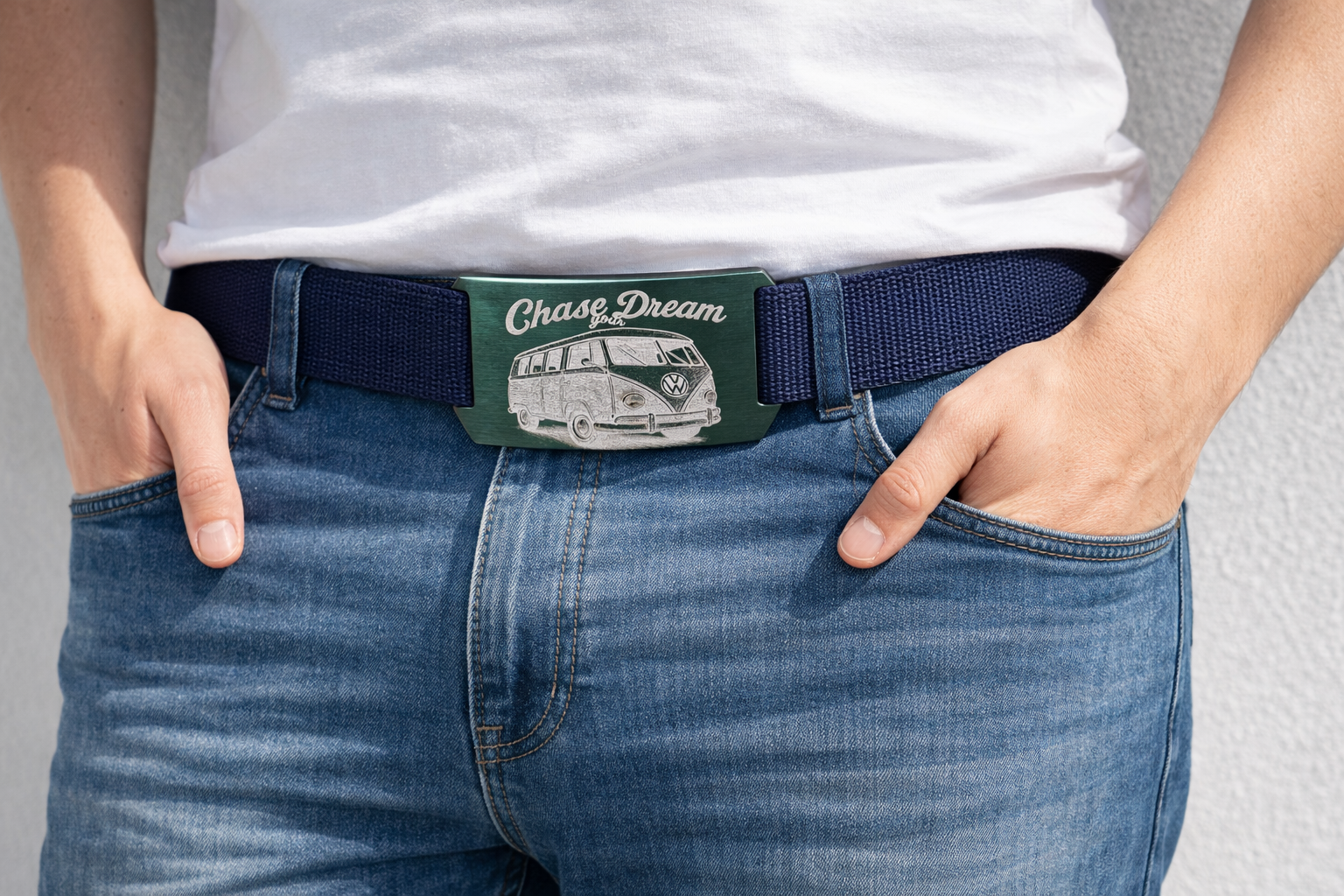 CRIOS Branding Belt "Chase Your Dream" – Gürtel mit VW Bulli Lasergravur | Grüne Schnalle & dunkelblauer Gurt